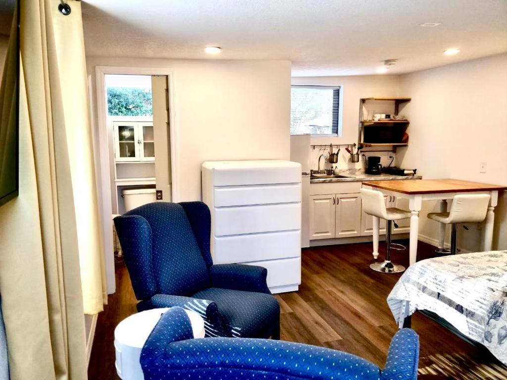 Two Fully Equipped And A 5 Miles From The St. Petersburg
